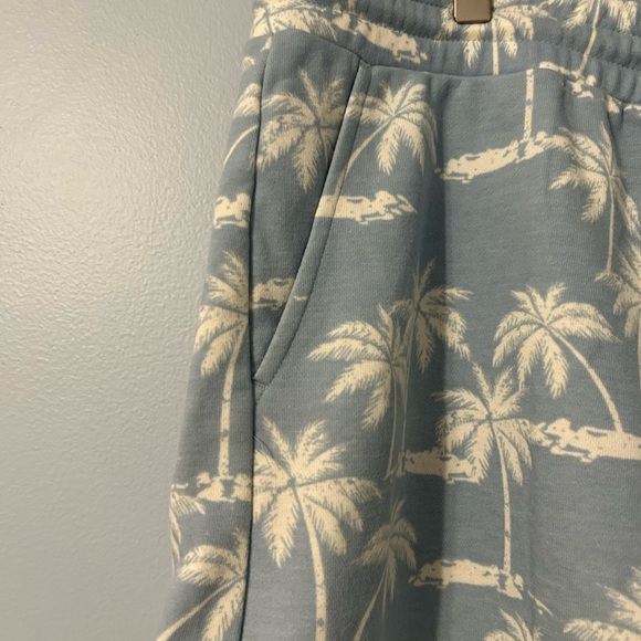 2 piece crop sweatshirt and shorts in size large. - Picture 7 of 12